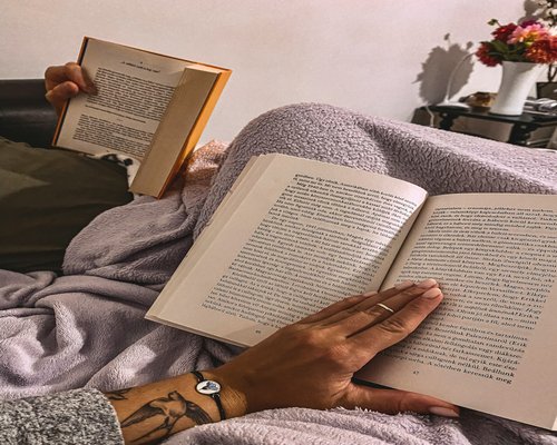 Persona leyendo un libro tranquilamente en su tiempo libre el fin de semana