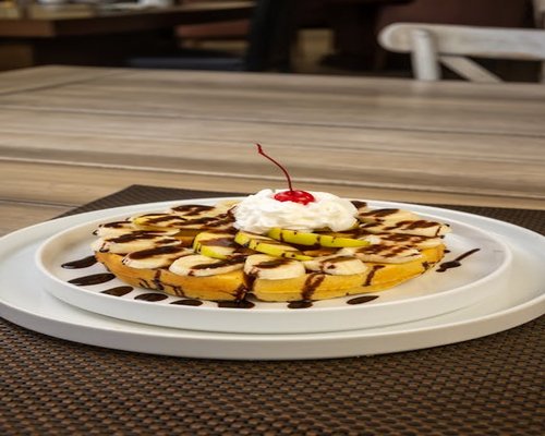 Un desayuno ligero y balanceado con café y frutas